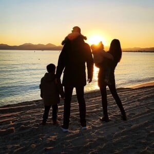 Karine Ferri en famille à la plage, le 20 février 2020