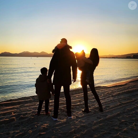 Karine Ferri en famille à la plage, le 20 février 2020