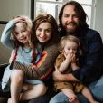 Caterina Scorsone pose avec son mari  Rob Giles et leurs deux filles  Eliza et Paloma. Instagram le 25 décembre 2018.  