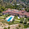 Vue aérienne de la maison de l'acteur et producteur Tyler Perry, le 7 mai 2020 dans un quartier protégé de Beverly Hills à Los Angeles, que Meghan Markle et le prince Harry occupent en son absence.