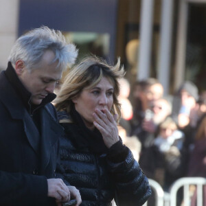 Mathilde Seigner et son compagnon Mathieu Petit lors des obsèques de Johnny Hallyday à Paris le 9 décembre 2017 à la Madeleine.