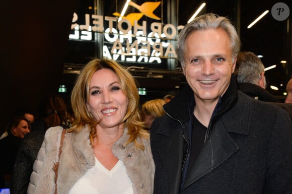 Mathilde Seigner et son compagnon Mathieu Petit lors du spectacle de Michaël Gregorio "J'ai 10 ans!" à l'AccorHotels Arena à Paris, le 16 décembre 2016. © Coadic Guirec/Bestimage