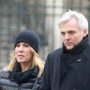 Mathilde Seigner et son compagnon Mathieu Petit lors des obsèques de Johnny Hallyday à Paris le 9 décembre 2017 à la Madeleine.