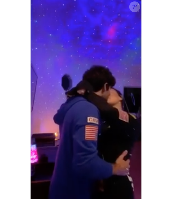 Demi Lovato et son petit ami Max Ehrich dans le clip de la chanson "Stuck With U" de Justin Bieber et Ariana Grande. Mai 2020.
