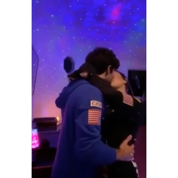 Demi Lovato et son petit ami Max Ehrich dans le clip de la chanson "Stuck With U" de Justin Bieber et Ariana Grande. Mai 2020.