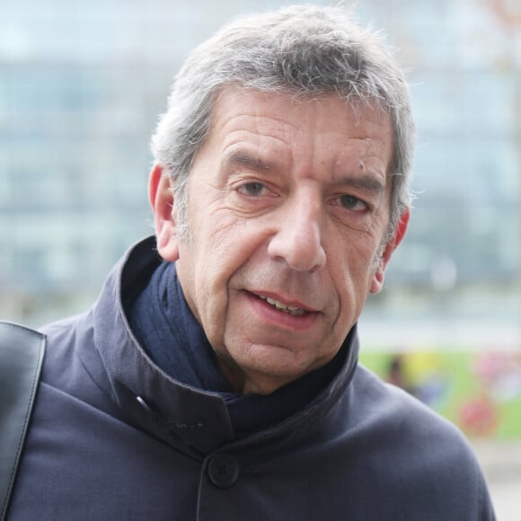 Michel Cymes - People à la sortie des studios de la station de radio RTL à Paris le 28 novembre 2019. © Jonathan Rebboah / Panoramic / Bestimage