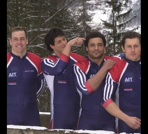 Pavle Jovanovic (à droite) s'est donné la mort le 3 mai 2020 à l'âge de 43 ans, laissant la communauté des sports de glace en état de choc. Photo Instagram publiée par Steve Mesler suite à la disparition de son ami.