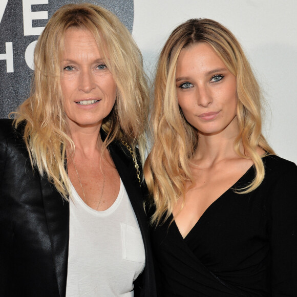 Estelle Lefébure et sa fille Ilona Smet au photocall de la 10e édition du "Etam Live Show" (Etam Lingerie) lors de la Fashion Week à l'école nationale supérieure des beaux-arts à Paris, France, le 26 septembre 2017. @CVS-Veeren/Bestimage.