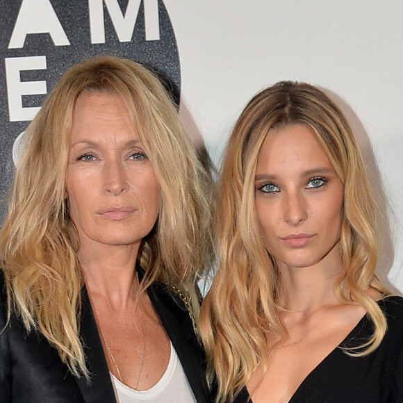 Estelle Lefébure et sa fille Ilona Smet au photocall de la 10e édition du "Etam Live Show" (Etam Lingerie) lors de la Fashion Week à l'école nationale supérieure des beaux-arts à Paris, France, le 26 septembre 2017. @CVS-Veeren/Bestimage.