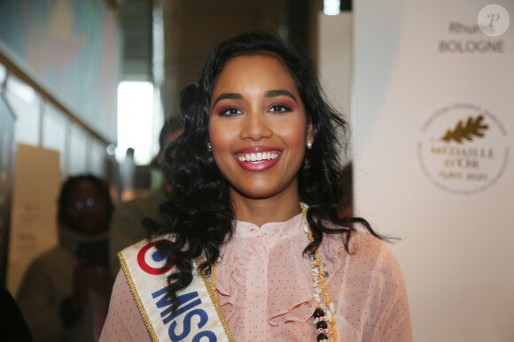 Clémence Botino, Miss France 2020, en visite au Salon de l'agriculture à Paris. Le 26 février 2020 © Panoramic / Bestimage