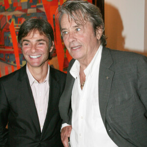 Cyril Viguier et Alain Delon lors de l'exposition "Mes années 50, collection d'Alain Delon", présentée par Bertrand et Franck Prazan à l'espace Saint-Père à Paris le 23 avril 2007.