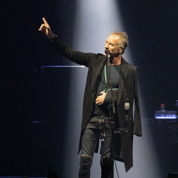 Sting chante à Berlin au Mercedes Benz Arena avec le bras gauche en écharpe le 31 octobre 2019.