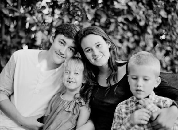 Beckett Cypheridge en famille, avec sa soeur Bailey. Facebook. Le 30 juin 2014.