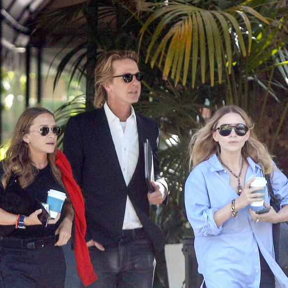 Exclusif - Mary-Kate Olsen et sa soeur Ashley Olsen à la sortie d'un rendez-vous professionnel avec un ami à Los Angeles, le 9 août 2019.