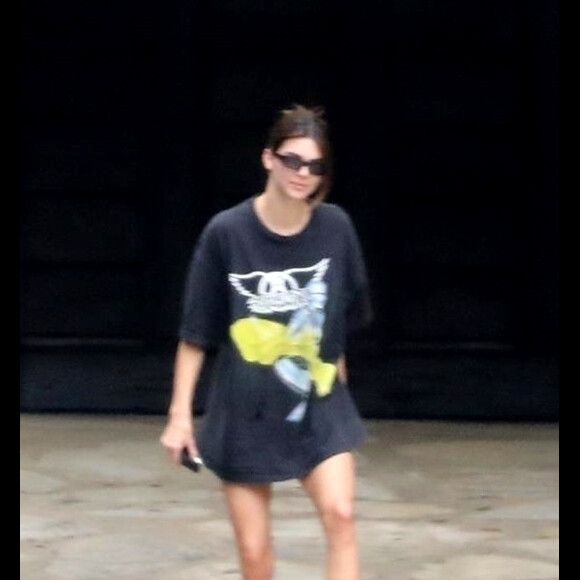 Exclusif - Kendall Jenner fait du skateboard avec des amis à Los Angeles pendant l'épidémie de coronavirus (COVID-19), le 12 mai 2020.