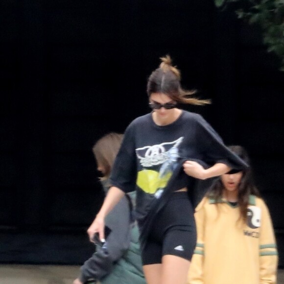 Exclusif - Kendall Jenner fait du skateboard avec des amis à Los Angeles pendant l'épidémie de coronavirus (COVID-19), le 12 mai 2020.