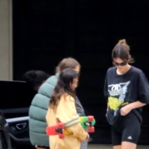 Exclusif - Kendall Jenner fait du skateboard avec des amis à Los Angeles pendant l'épidémie de coronavirus (COVID-19), le 12 mai 2020.