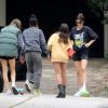 Exclusif - Kendall Jenner fait du skateboard avec des amis à Los Angeles pendant l'épidémie de coronavirus (COVID-19), le 12 mai 2020.