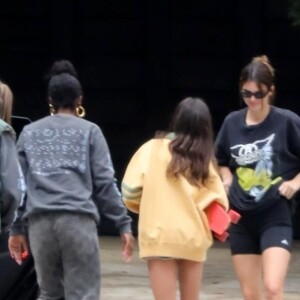 Exclusif - Kendall Jenner fait du skateboard avec des amis à Los Angeles pendant l'épidémie de coronavirus (COVID-19), le 12 mai 2020.