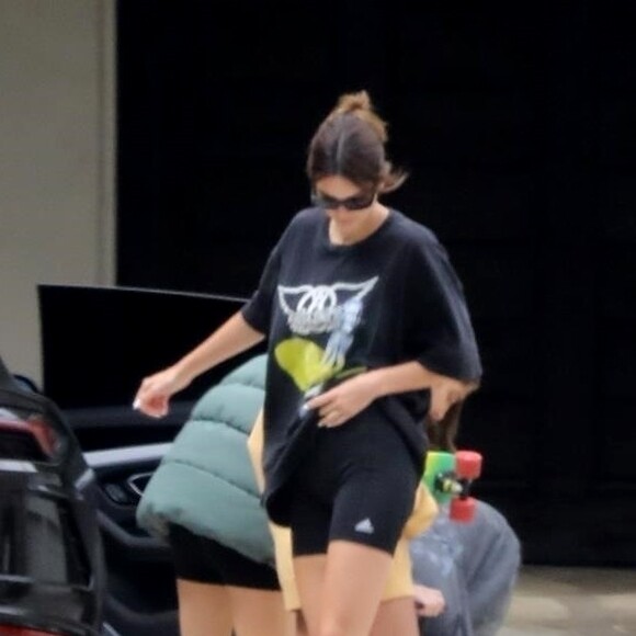 Exclusif - Kendall Jenner fait du skateboard avec des amis à Los Angeles pendant l'épidémie de coronavirus (COVID-19), le 12 mai 2020.