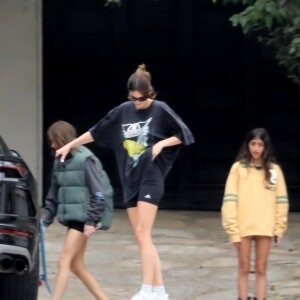 Exclusif - Kendall Jenner fait du skateboard avec des amis à Los Angeles pendant l'épidémie de coronavirus (COVID-19), le 12 mai 2020.