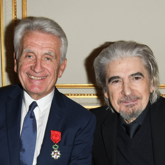 Semi-Exclusif - Gilbert Coullier et Serge Lama - Gilbert Coullier reçoit l'insigne "Officier de la Légion d'honneur" par le général Benoît Puga au palais de la Légion d'honneur à Paris, le 9 décembre 2019. © Coadic Guirec/Bestimage