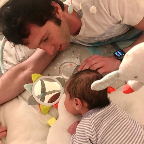 Justin Berfield pose avec son bébé, sur Instagram, en mai 2020.