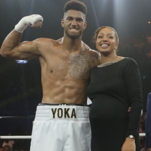 Tony Yoka avec sa fiancée Estelle Mossely, enceinte, le 2 juin 2017 au Palais des Sports à Paris après sa victoire lors de son premier combat de boxe pro contre l'américain Travis Clarke par arrêt de l'arbitre à la deuxième reprise. © CVS/Bestimage