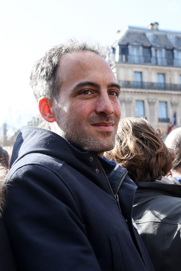 Raphaël Glucksmann, candidat aux élections européennes, à la tête d'une liste de rassemblement de la gauche - Personnalités politiques lors de la manifestation "La Marche du Siècle" à Paris. Le 16 mars 2019 © Stéphane Lemouton / Bestimage