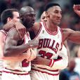  Michael Jordan et Scottie Pippen, apr&egrave;s la victoire des Bulls face au Jazz d'Utah &agrave; Chicago, le 1er juin 2004 