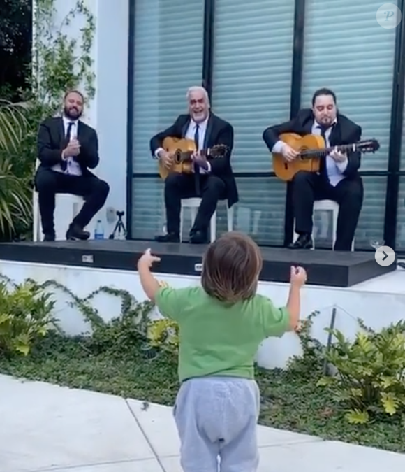 Eva Longoria et son mari Jose Antonio Baston célèbrent leur 4e anniversaire de mariage avec leur fils Santiago. Mai 2020.