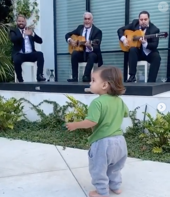 Eva Longoria et son mari Jose Antonio Baston célèbrent leur 4e anniversaire de mariage avec leur fils Santiago. Mai 2020.