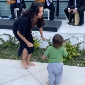 Eva Longoria et son mari Jose Antonio Baston célèbrent leur 4e anniversaire de mariage avec leur fils Santiago. Mai 2020.