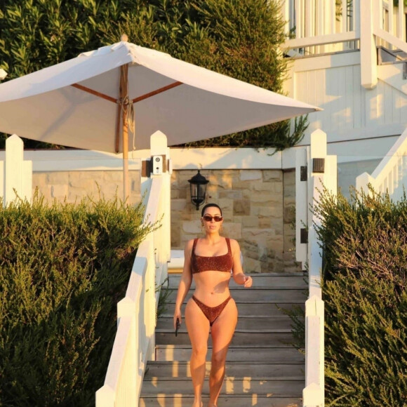 Exclusif - Kim Kardashian va faire une promenade matinale en maillot de bain le long de la plage à Malibu où ils ont loué une villa avec son mari pendant le confinement dû à l'épidémie de Coronavirus (Covid-19) le 5 mai 2020. Malibu
