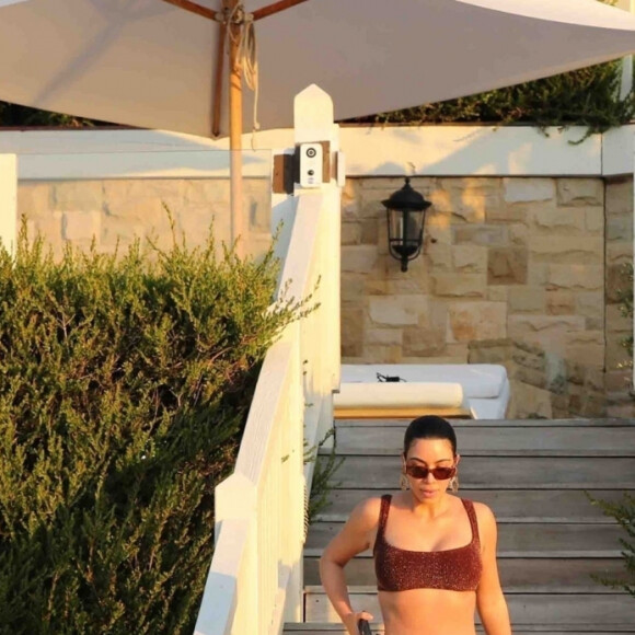 Exclusif -  Kim Kardashian va faire une promenade matinale en maillot de bain le long de la plage à Malibu où ils ont loué une villa avec son mari pendant le confinement dû à l'épidémie de Coronavirus (Covid-19) le 5 mai 2020. Malibu