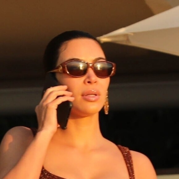 Exclusif -Kim Kardashian va faire une promenade matinale en maillot de bain le long de la plage à Malibu où ils ont loué une villa avec son mari pendant le confinement dû à l'épidémie de Coronavirus (Covid-19) le 5 mai 2020. Malibu