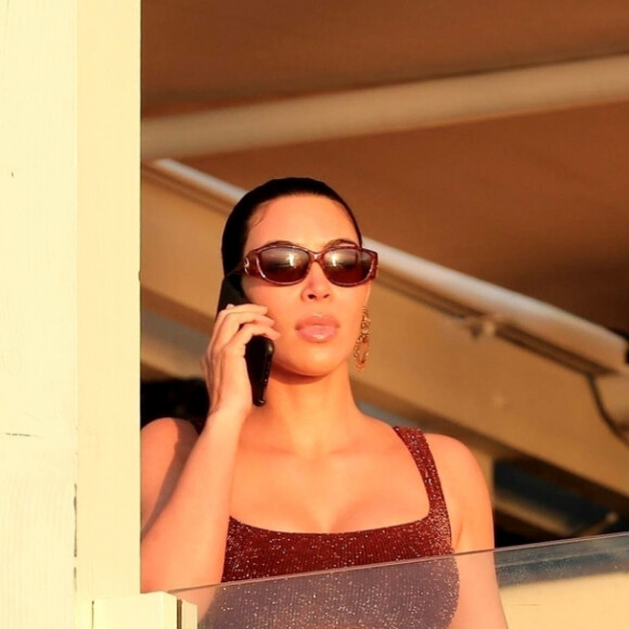 Exclusif -  Kim Kardashian va faire une promenade matinale en maillot de bain le long de la plage à Malibu où ils ont loué une villa avec son mari pendant le confinement dû à l'épidémie de Coronavirus (Covid-19) le 5 mai 2020. Malibu