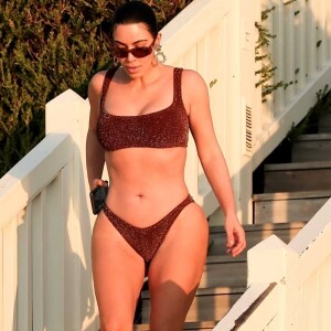Exclusif - Kim Kardashian va faire une promenade matinale en maillot de bain le long de la plage à Malibu où ils ont loué une villa avec son mari pendant le confinement dû à l'épidémie de Coronavirus (Covid-19) le 5 mai 2020. Malibu,