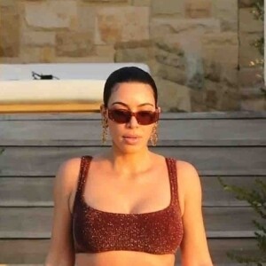 Exclusif - Kim Kardashian va faire une promenade matinale en maillot de bain le long de la plage à Malibu où ils ont loué une villa avec son mari pendant le confinement dû à l'épidémie de Coronavirus (Covid-19) le 5 mai 2020. Malibu