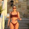 Exclusif - Kim Kardashian va faire une promenade matinale en maillot de bain le long de la plage à Malibu où ils ont loué une villa avec son mari pendant le confinement dû à l'épidémie de Coronavirus (Covid-19) le 5 mai 2020. Malibu