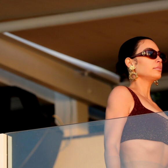 Exclusif - Kim Kardashian va faire une promenade matinale en maillot de bain le long de la plage à Malibu où ils ont loué une villa avec son mari pendant le confinement dû à l'épidémie de Coronavirus (Covid-19) le 5 mai 2020. Malibu