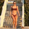 Exclusif - Kim Kardashian va faire une promenade matinale en maillot de bain le long de la plage à Malibu où ils ont loué une villa avec son mari pendant le confinement dû à l'épidémie de Coronavirus (Covid-19) le 5 mai 2020. Malibu