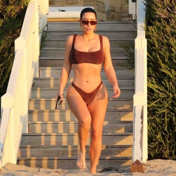 Exclusif - Kim Kardashian va faire une promenade matinale en maillot de bain le long de la plage à Malibu où ils ont loué une villa avec son mari pendant le confinement dû à l'épidémie de Coronavirus (Covid-19) le 5 mai 2020. Malibu