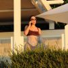 Exclusif  Kim Kardashian va faire une promenade matinale en maillot de bain le long de la plage à Malibu où ils ont loué une villa avec son mari pendant le confinement dû à l'épidémie de Coronavirus (Covid-19) le 5 mai 2020. Malibu