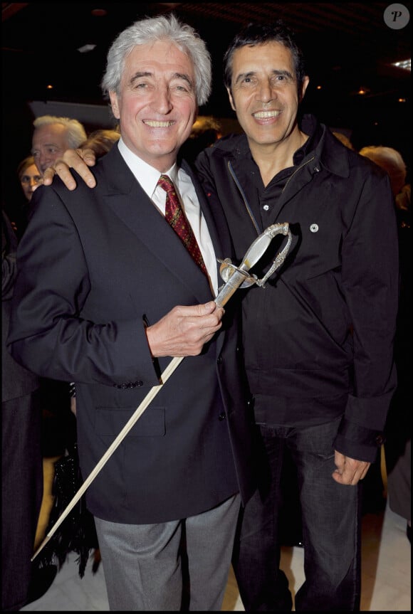 Jean-Loup Dabadie et Julien Clerc - Présentation de l'épée d'académicien de Jean-Loup Dabadie le 5 mars 2009.