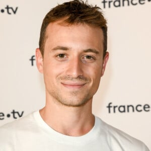 Hugo Clément au photocall de la conférence de presse de France 2 au théâtre Marigny à Paris le 18 juin 2019. ©Coadic Guirec / Bestimage