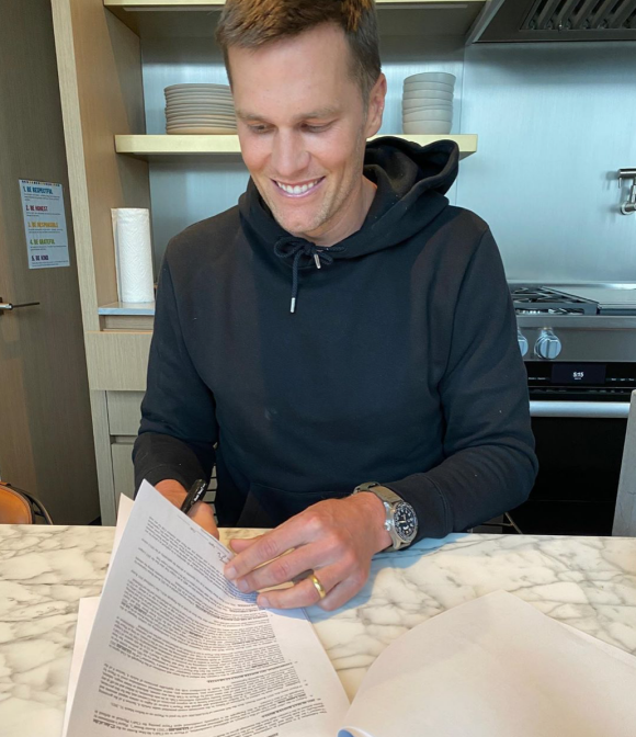 Tom Brady s'engage avec les Tampa Bay Buccaneers. Mars 2020.