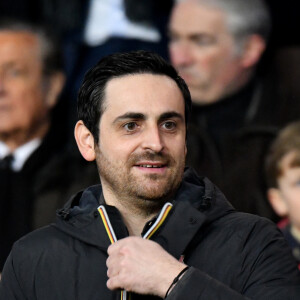 Camille Combal dans les tribunes du parc des Princes lors du match de football de ligue 1, opposant le Paris Saint-Germain (PSG) contre l'Olympique de Marseille (OM) à Paris, France, le 17 mars 2019.