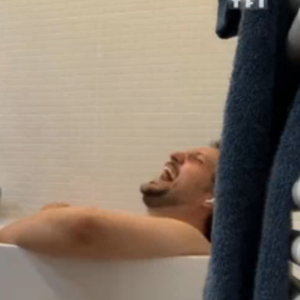 Eric Antoine, nu dans son bain, joue à Qui veut gagner des millions ? - TF1, 26 mai 2020