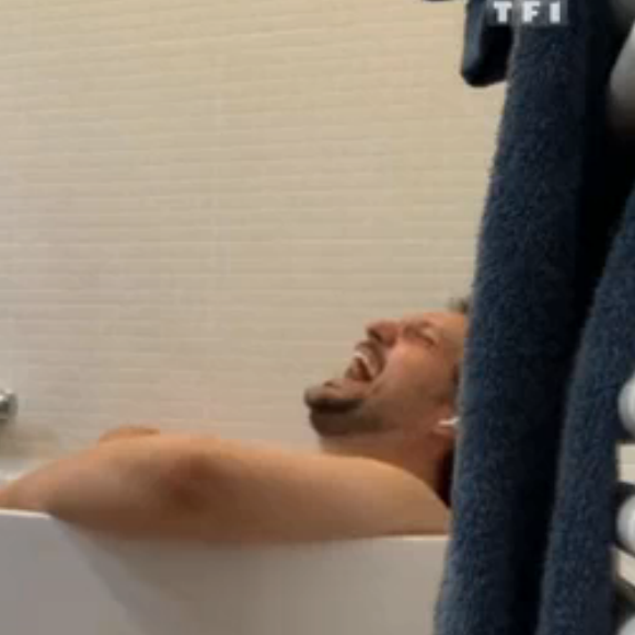 Eric Antoine, nu dans son bain, joue à Qui veut gagner des millions ? - TF1, 26 mai 2020